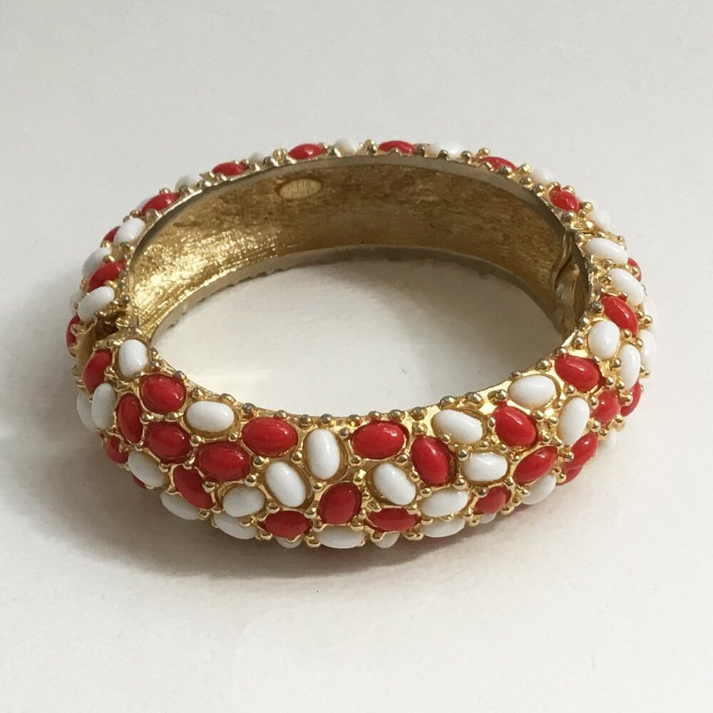 Kenneth Jay Lane KJL Red & White Plastic Cabochon Gold Tone Hinged Bracelet - Picture 3 of 15
